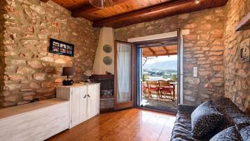 House, Partial Sea View | Ruang tamu