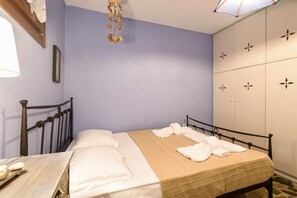 House, Partial Sea View | Iron/ironing board, free cribs/infant beds, free WiFi, bed sheets