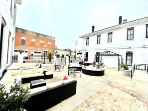 รับประทานอาหารกลางแจ้ง