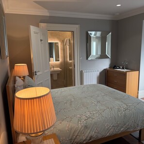 Caja de seguridad en la habitación y tabla de planchar con plancha 