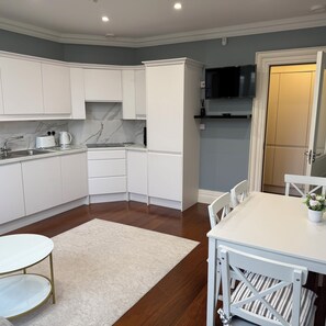 Microondas, horno, lavavajillas y toallas de papel 