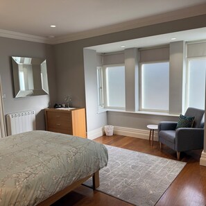 Caja de seguridad en la habitación y tabla de planchar con plancha 