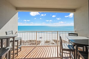 Outdoor dining - New Rental, Direct Beachfront, Top Floor, New Decor, Heated Pool, Kids Bunks (Gulf Shores)