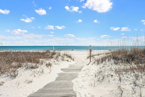 On the beach - New Rental, Direct Beachfront, Top Floor, New Decor, Heated Pool, Kids Bunks (Gulf Shores)