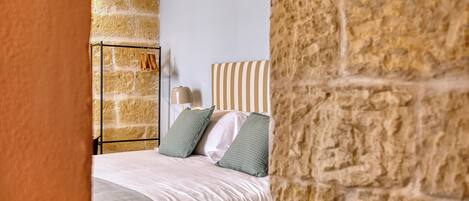 1 habitación, tabla de planchar con plancha, wifi y ropa de cama