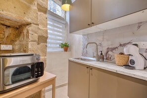 Private kitchen - Cozy 1-bedroom townhome in lovely L-Isla with AC close to Valletta ferry (L-Isla)