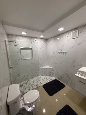 Shower, hair dryer, towels, soap - Hamaca Amazing Ocean View 302 (Dorado)