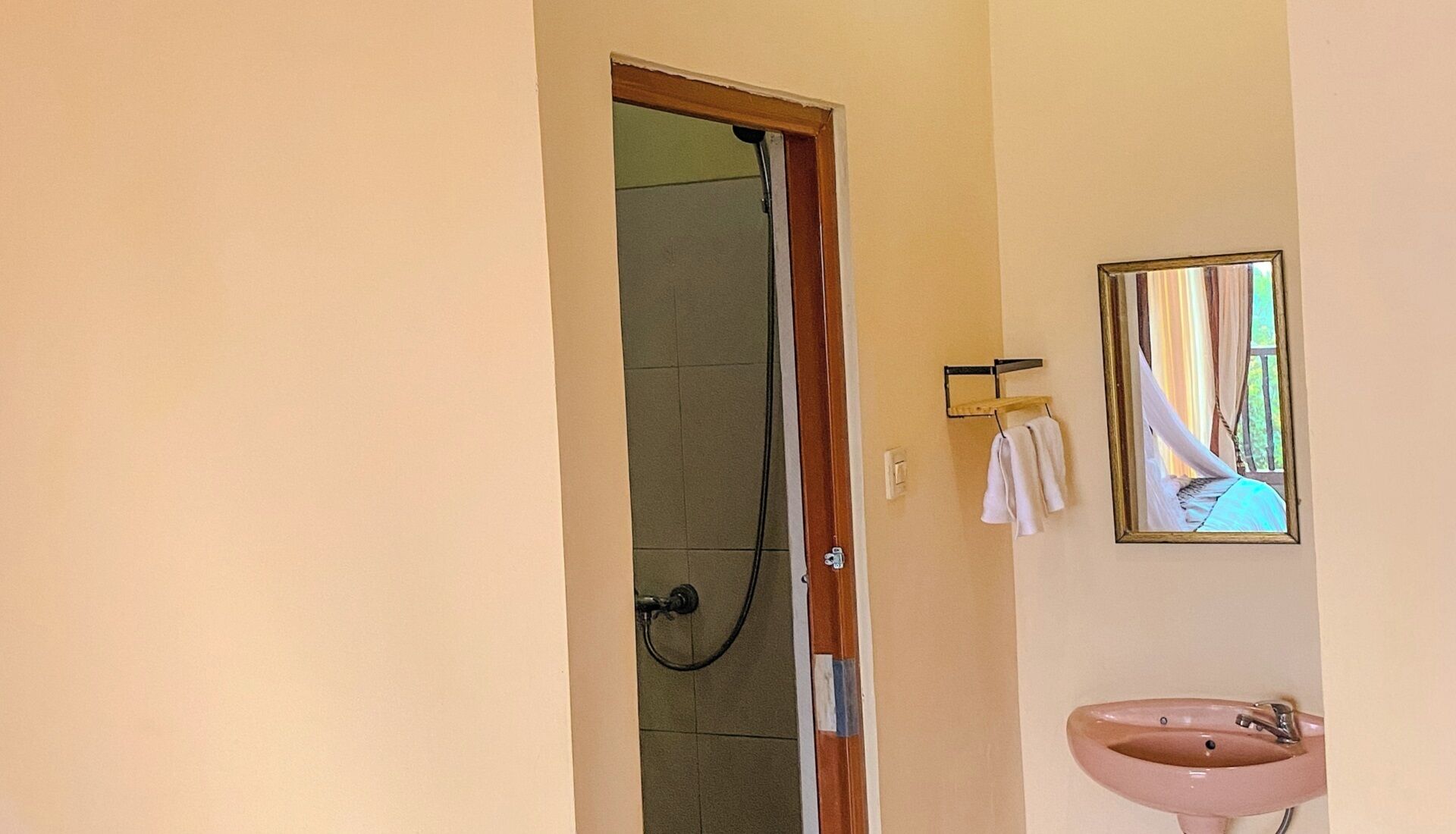 Habitación estándar con 1 cama matrimonial o 2 individuales, balcón, vista al jardín | Baño