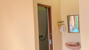 Habitación estándar con 1 cama matrimonial o 2 individuales, balcón, vista al jardín | Baño