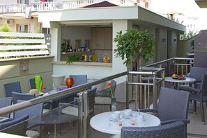 Outdoor dining - Epavlis Hotel (Katerini)