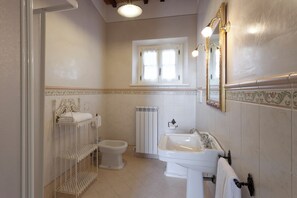 Classic-huoneisto, näköala mäelle | Kylpyhuone