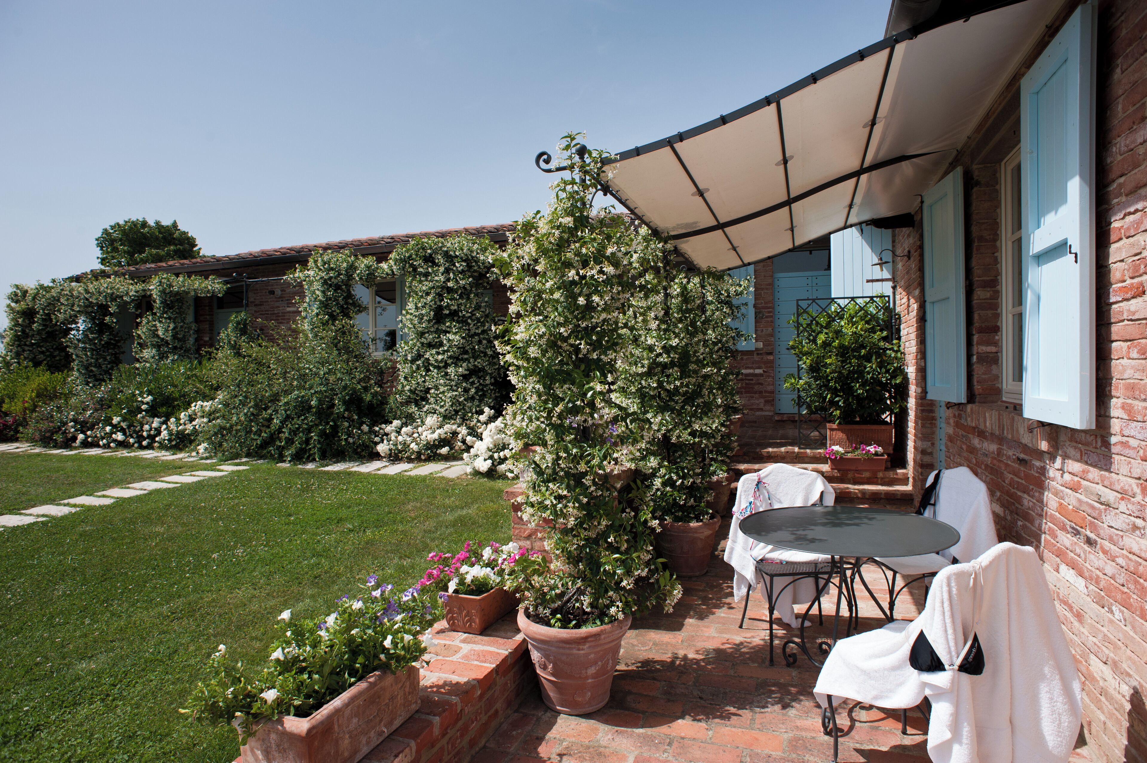 รับประทานอาหารกลางแจ้ง