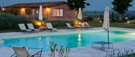 Kauden mukainen ulkouima-allas