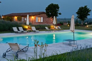 Una piscina al aire libre de temporada
