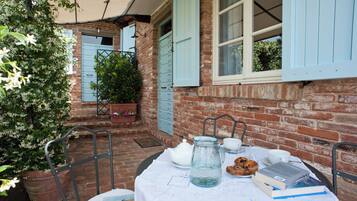 Classic Apartment, Garden View | Outdoor dining