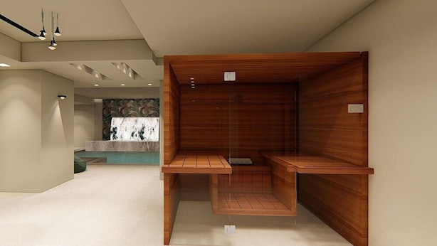 Een modern interieur met een houten bank, inbouwspots en een bedieningspaneel aan de muur.