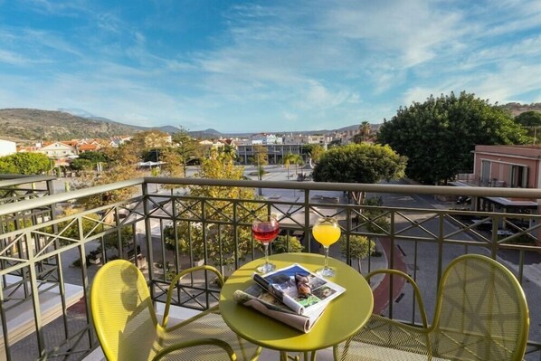 Outdoor dining - Ionian Plaza Hotel (Kefalonia)