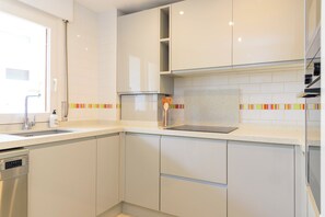 Microwave, oven, stovetop, dishwasher - Garden & Patio appartment with swimmingpool (Badia de Xàbia)