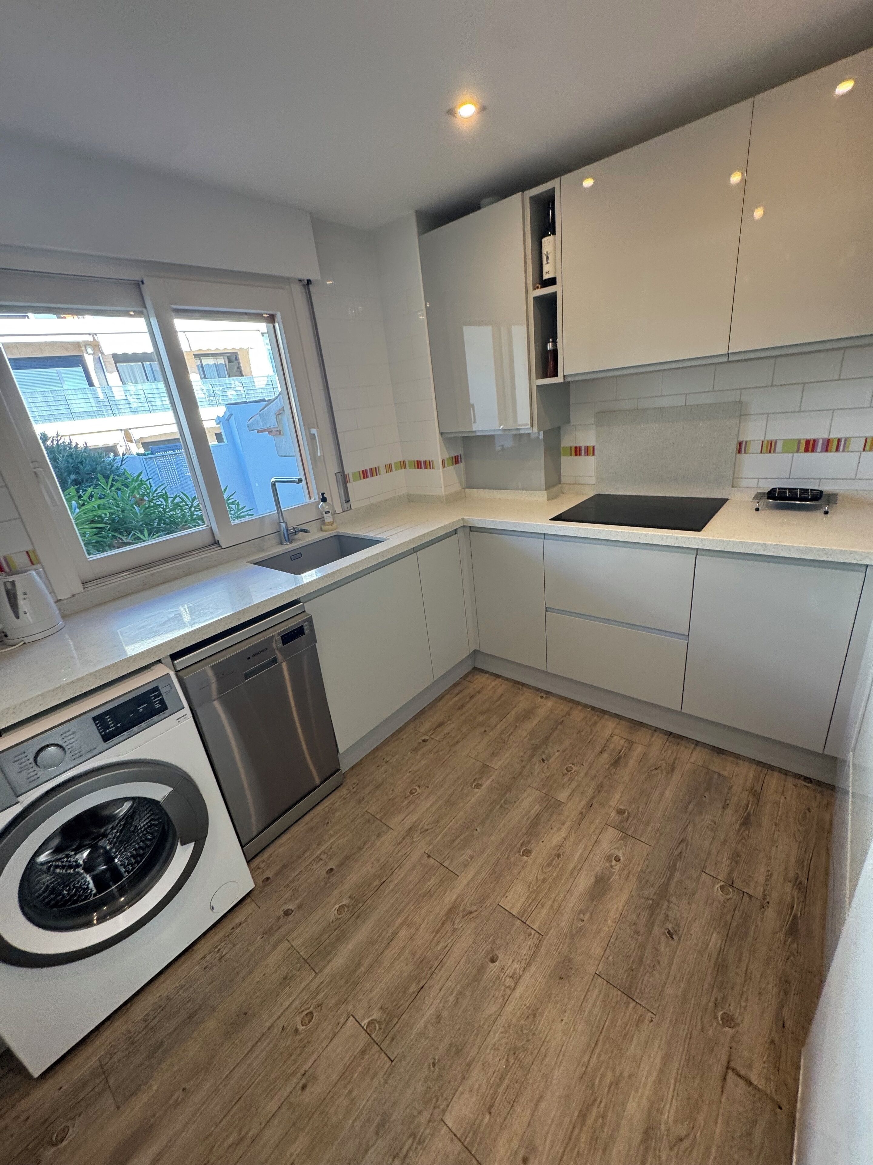 Micro-ondes, four, plaque de cuisson, lave-vaisselle