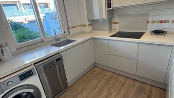 Micro-ondes, four, plaque de cuisson, lave-vaisselle