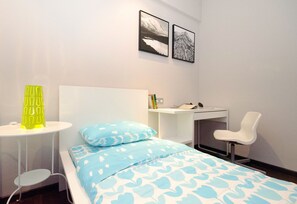 A modern bedroom with a bed, a desk, and a chair. - Crown Regency Serviced Suites (Kuala Lumpur)