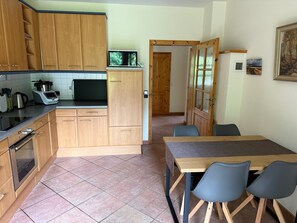 Kjøleskap, mikrobølgeovn, ovn og kokeplater