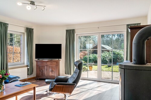 Ferienhaus 'Friesenwald' mit privater Terrasse, Gemeinschaftsgarten und WLAN