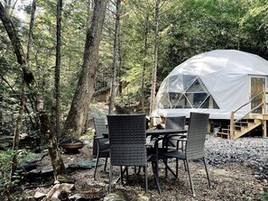 Outdoor dining - Smoky Mountain Wanderlust Glamping Domes (Cosby)