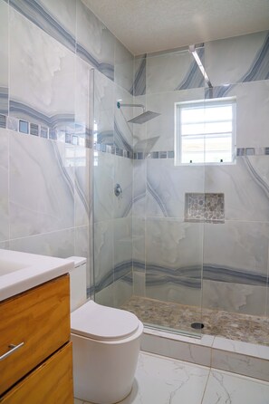Deluxe Apartment, Balcony, Valley View | Bathroom | Shower, towels, soap, shampoo - Chenko Villas & Cars (Jennings)