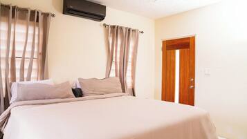 Deluxe Apartment, Balcony, Valley View | Laptop workspace, soundproofing, iron/ironing board, free WiFi