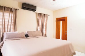 Departamento Deluxe, balcón, vista al valle | Espacio para trabajar con laptop y insonorización 