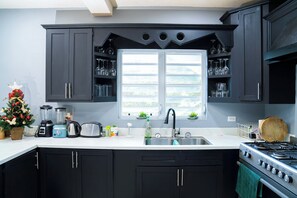 Deluxe Apartment, Balcony, Valley View | Private kitchen | Full-sized fridge, microwave, oven, stovetop - Chenko Villas & Cars (Jennings)