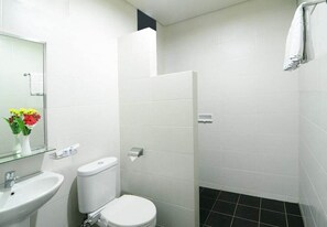 Bathroom - D Arcici Plumpang (Jakarta)