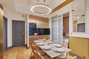 Apartment | Private kitchen | Fridge, microwave, stovetop, coffee/tea maker - Sublim Ac-3 BDR Montaigne/arc de Triomphe (Paris)