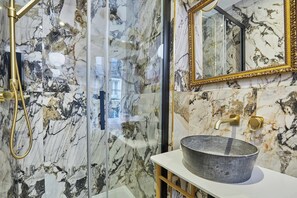 Apartment | Bathroom - Sublim Ac-3 BDR Montaigne/arc de Triomphe (Paris)