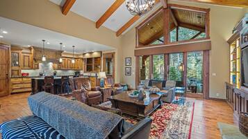 Una televisión, una chimenea