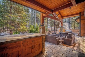 Outdoor dining - Caldera Escape with Access to Exclusive Golf (Sunriver)