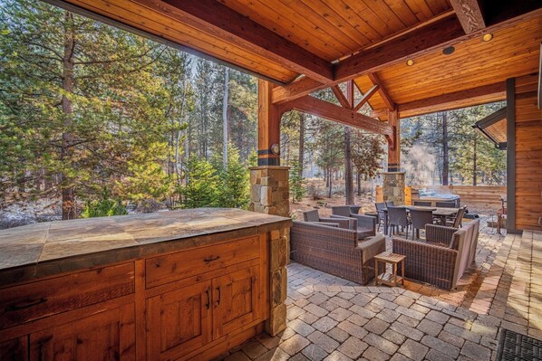 Outdoor dining - 56426 Trailmere Circle (Sunriver)