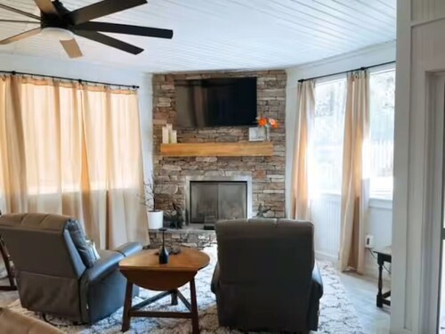 Cozy Home Away From Home - Near Downtown Evans!