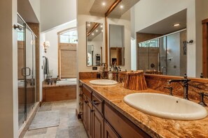 Shower, hair dryer, towels - Apres Haus - Stonegate 13 | 4BR + Loft Escape (Mammoth Lakes)