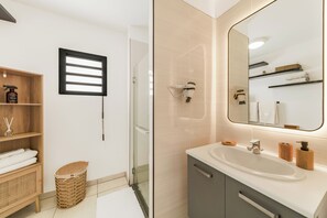 Shower, hair dryer, towels, toilet paper - Le Coconut - Cosy one-bedroom in the city center (Saint-Pierre)