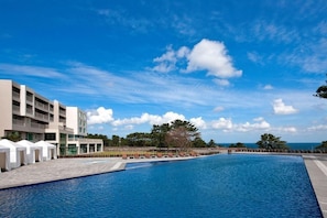 Una piscina al aire libre