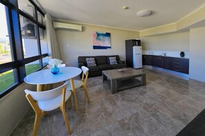 Living area - Sunshine Tower Hotel (Cairns)