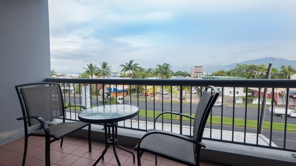 Outdoor dining - Sunshine Tower Hotel (Cairns)