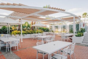 Outdoor dining - Sunshine Tower Hotel (Cairns)