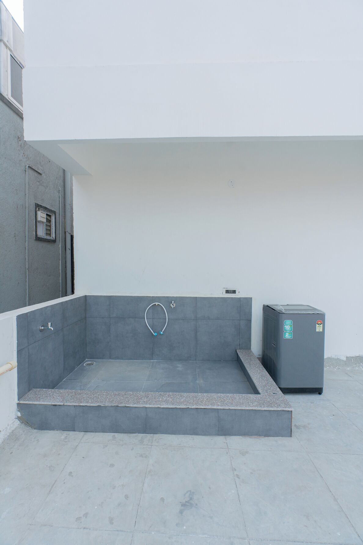 Penthouse | Bathroom | Shower, towels, soap, shampoo