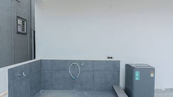 Penthouse | Bathroom | Shower, towels, soap, shampoo