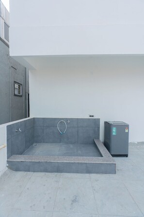 Penthouse | Phòng tắm | Buồng tắm vòi sen, khăn tắm, xà phòng, dầu gội 