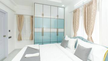 Penthouse | Desk, iron/ironing board, free WiFi
