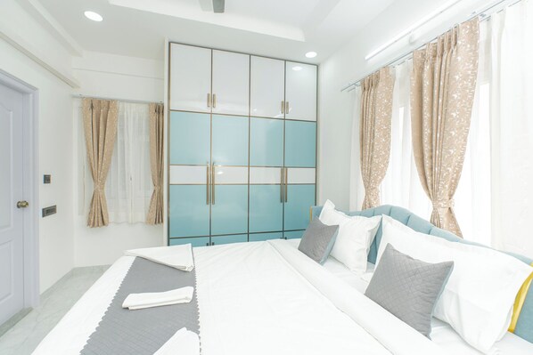 Penthouse | Desk, iron/ironing board, free WiFi